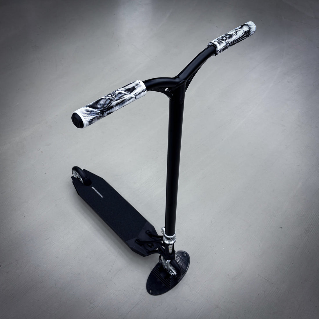 Striker Pande Black/Silver 500mm Custom Build - Black/Silver-ScootWorld.dk