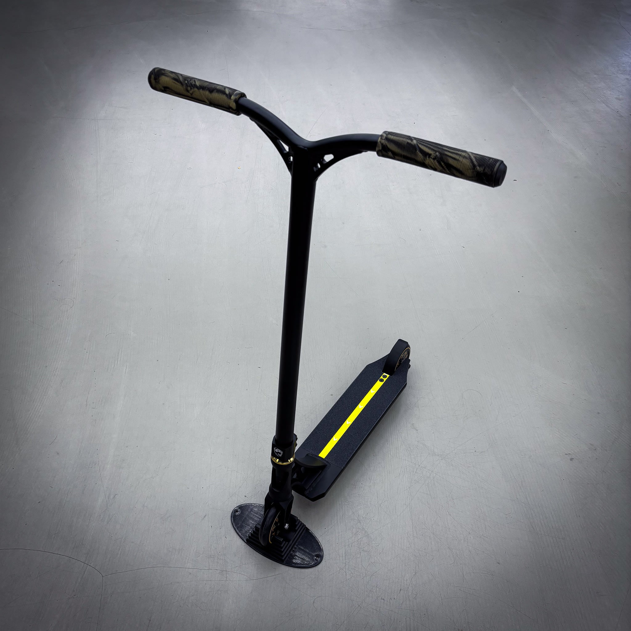 Striker Panda Custom Build - Black/Gold-ScootWorld.dk